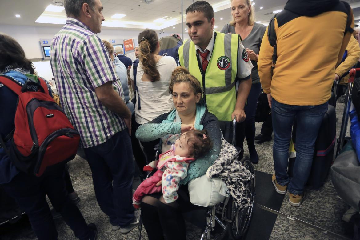 Pasajeros de vuelos suspendidos en Aeroparque por conflicto gremial en Aerolineas Argentinas y Austral, NA