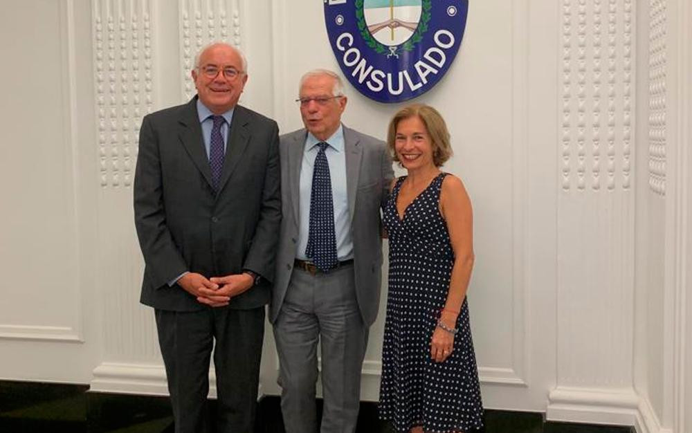 Josep Borrell adoptó la nacionalidad argentina, embajada argentina en España, Foto Twitter	