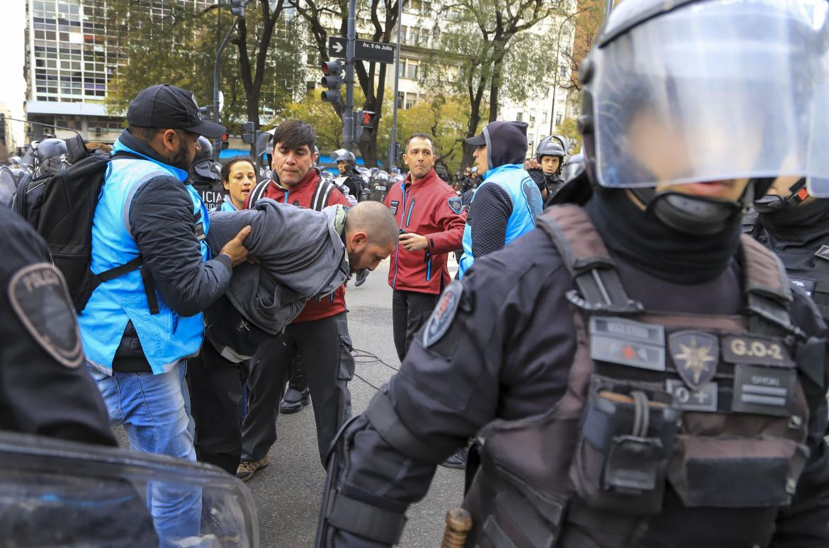 Incidentes en acampe frente al ministerio de Desarrollo social, protesta agrupaciones sociales, NA	