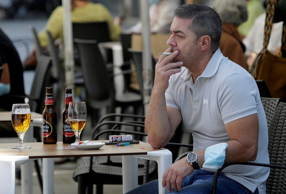Coronavirus, España, pandemia, fumadores, Reuters