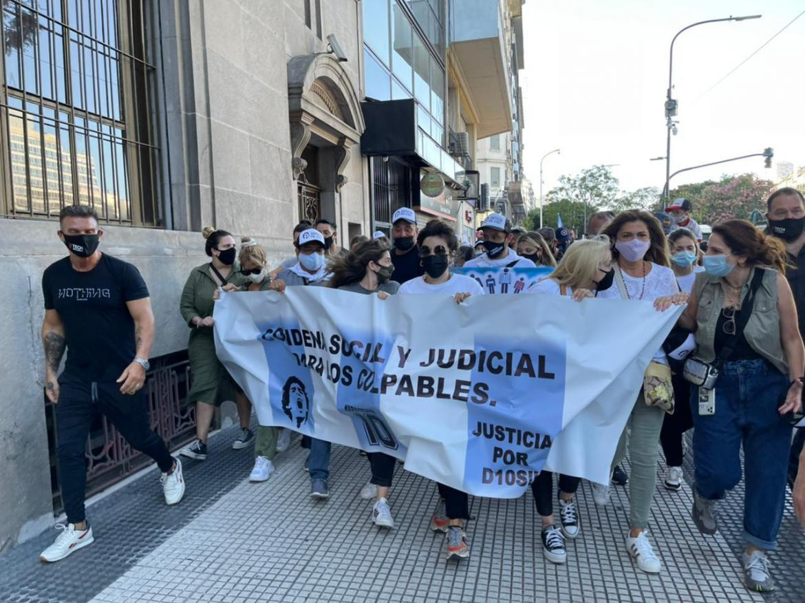 Dalma Maradona, Claudia Villafañe y Gianinna Maradona en marcha por muerte de Diego