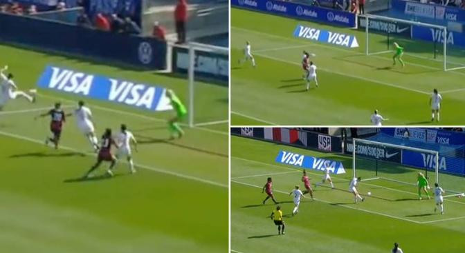 El hat trick en contra de Meikayla Moore 