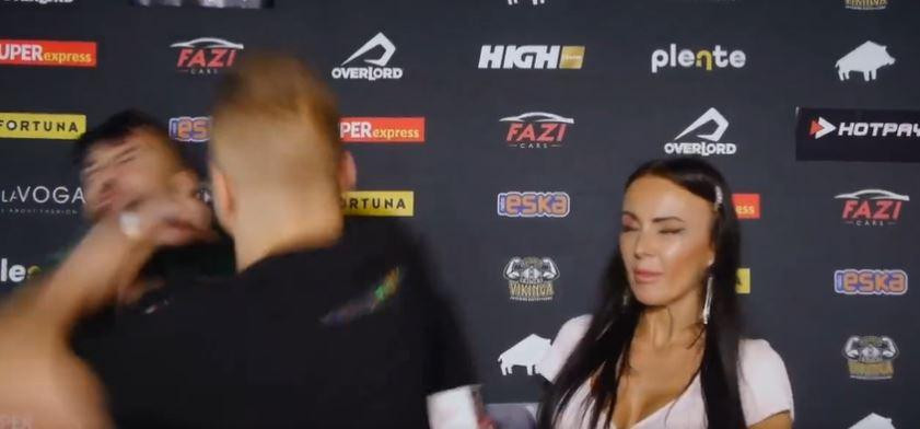 La violenta piña de Roslik al youtuber Sadek. Foto: captura de video.