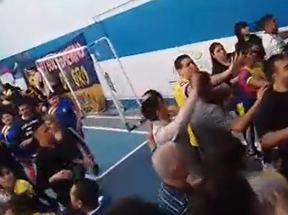 Batalla campal. Foto: captura de video.