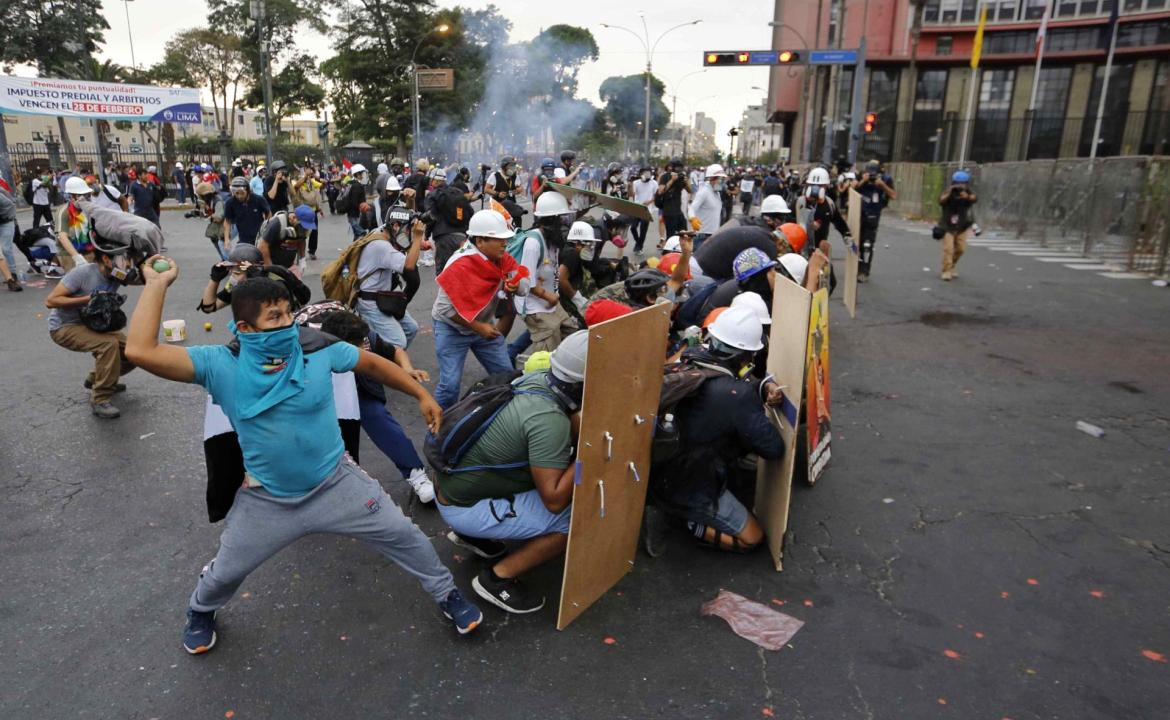 Enfrentamientos en Perú en una nueva jornada de tensiones en Lima. EFE
