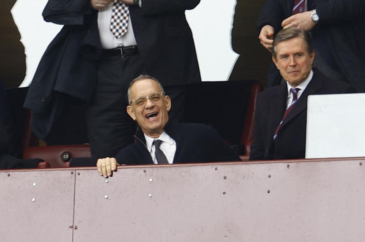 Tom Hanks en el partido de Aston Villa. Foto Reuters.