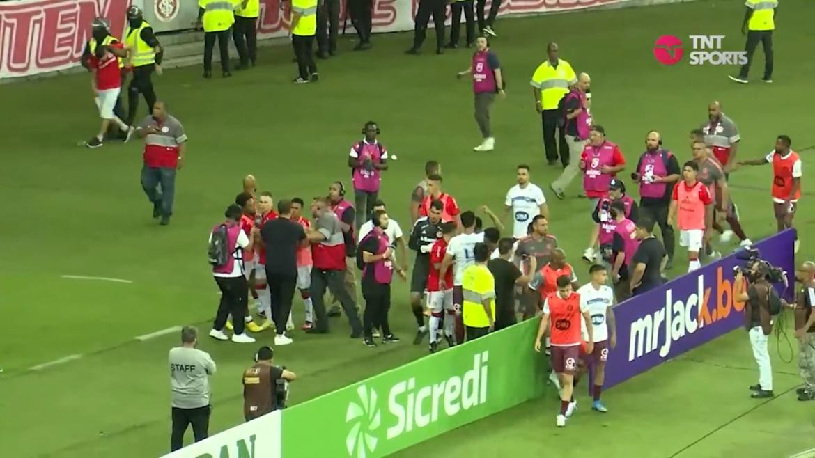 La policía separando a los jugadores. Foto captura TNT sports.