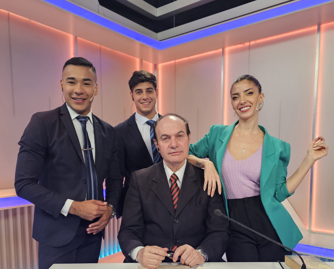 Andrés junto a Majo Sarasola, Manuel Castro y Nicolás Venier en vivo al mediodía - fuente: Canal 26