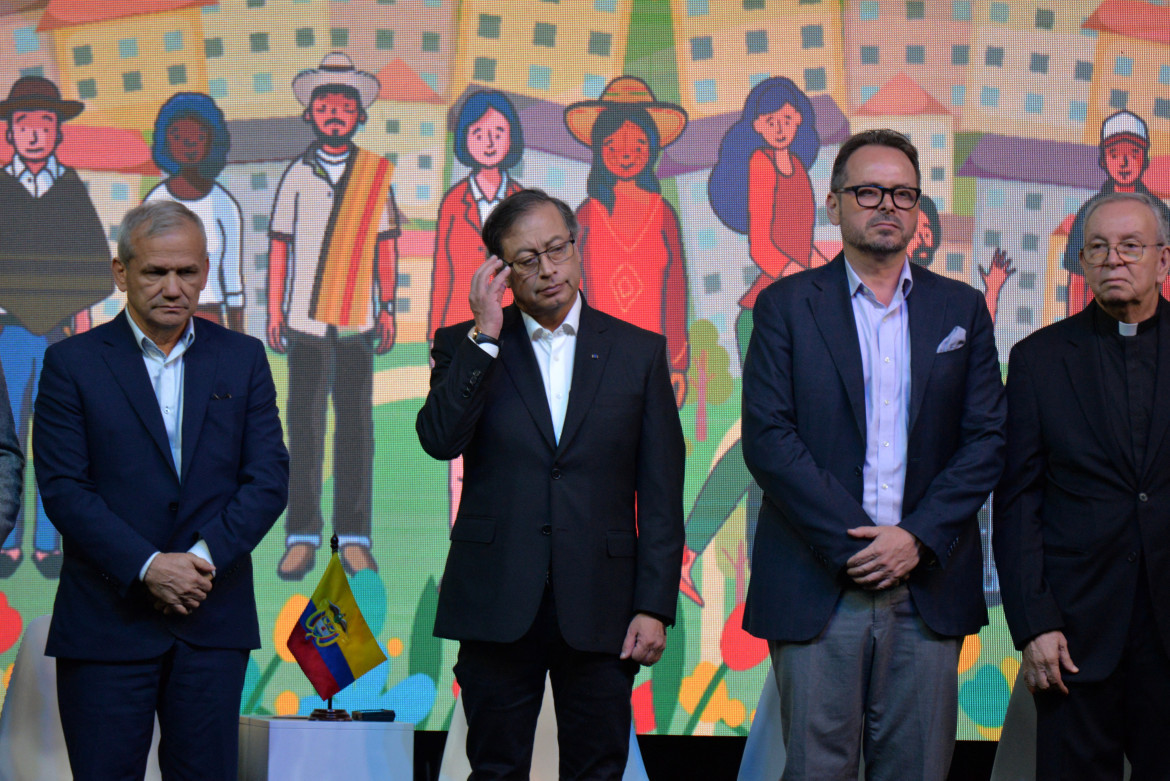 Gustavo Petro negociando con la guerrilla. Foto: Reuters.