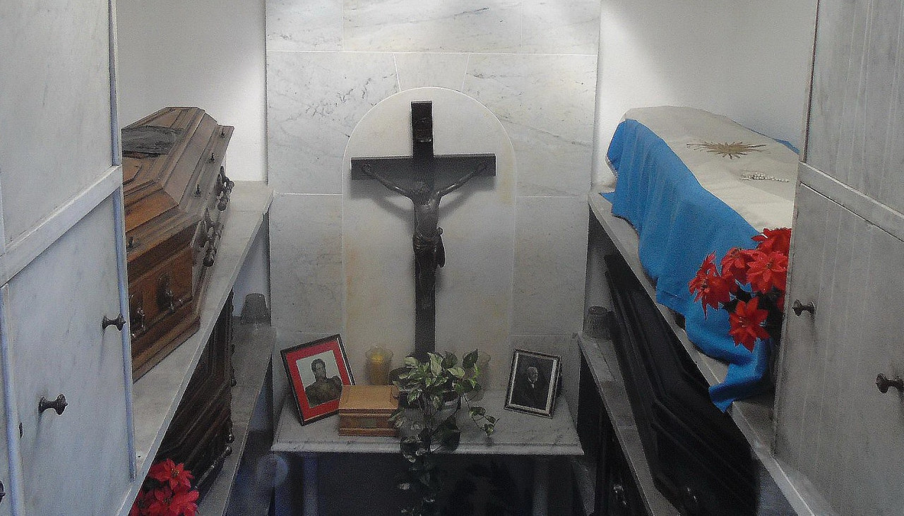 Tumba de los Ortiz de Rozas en el Cementerio de la Recoleta