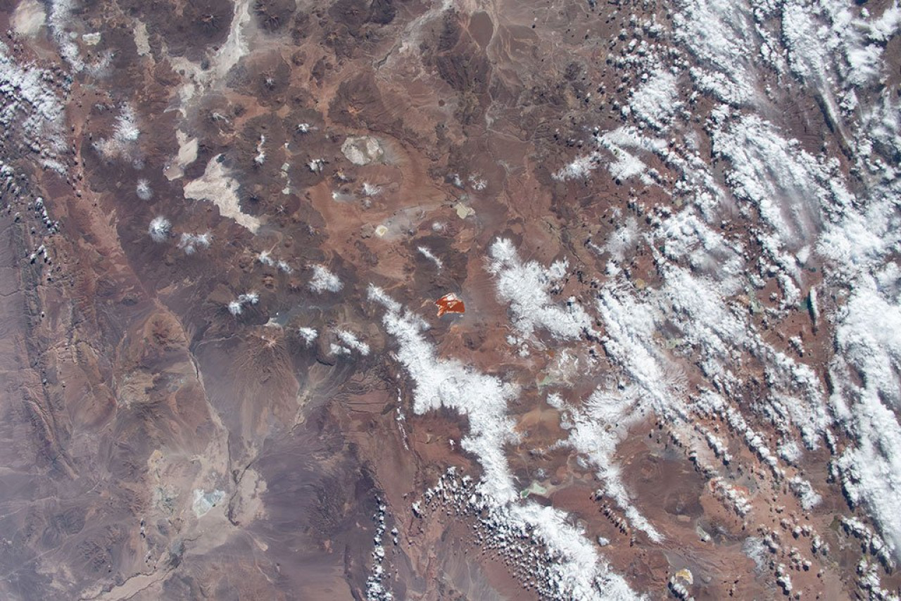Las aguas de color marrón rojizo en el delta del río Betsiboka, en Madagascar. Foto: NASA