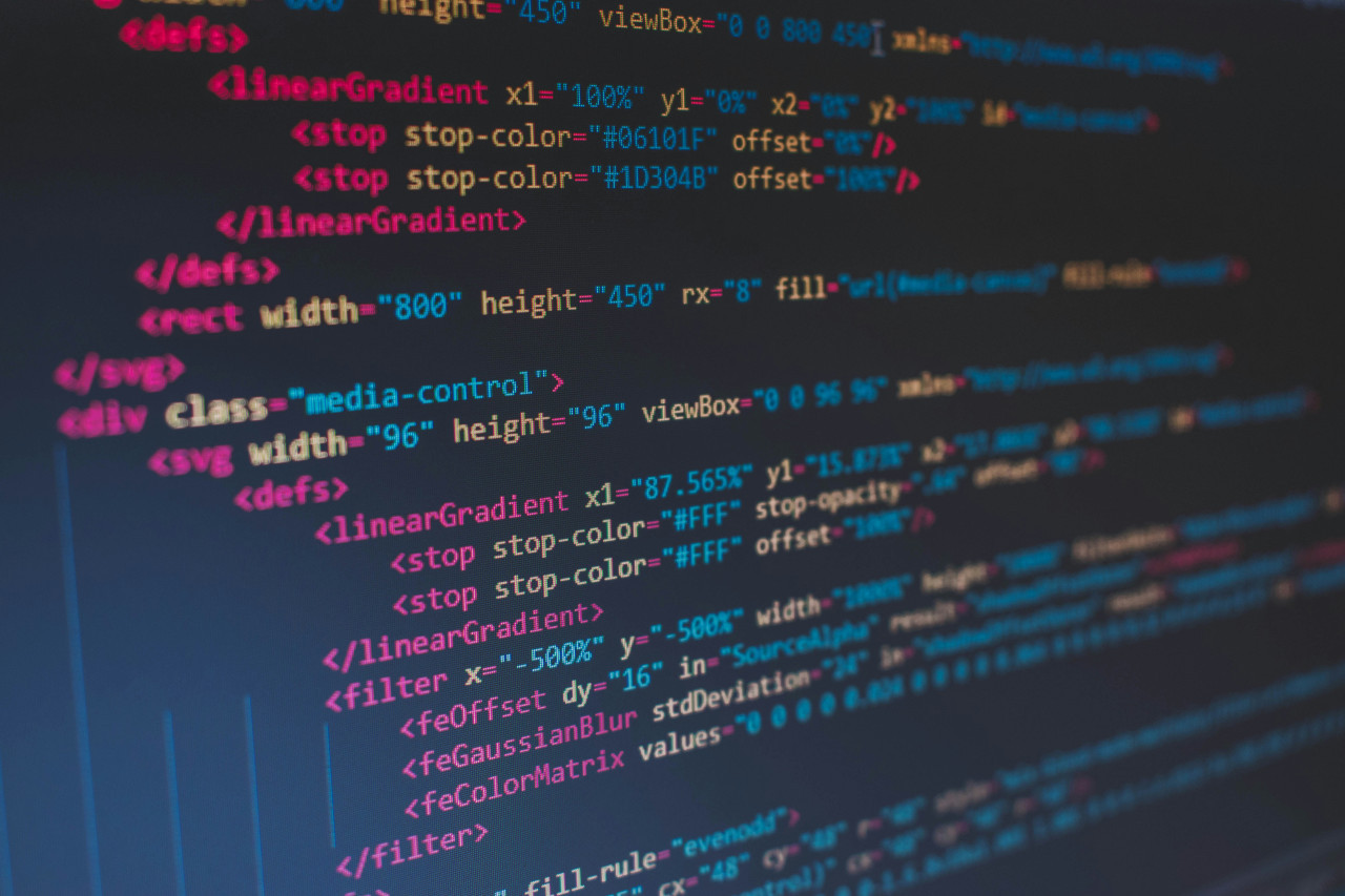 Las computadoras y celulares funcionan con código. Foto: Unsplash