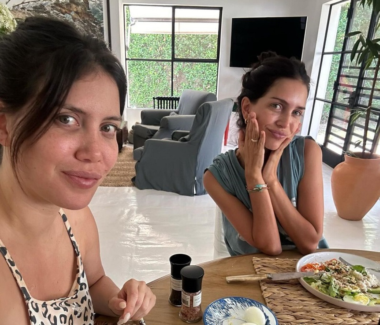 Wanda Nara junto a su hermana Zaira. Foto: Instagram @wanda_nara.