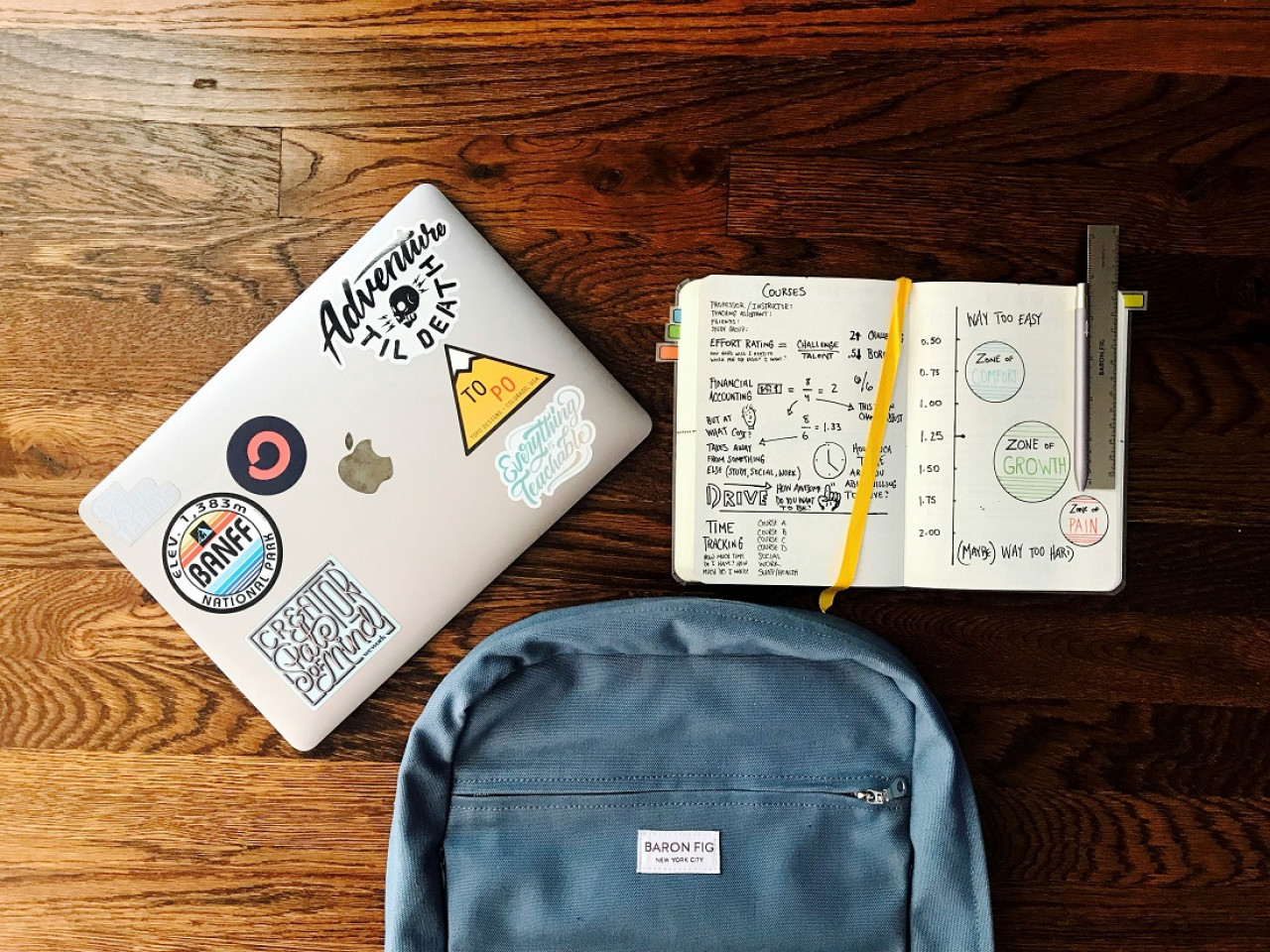 Elementos de estudio y mochila. Foto: Unsplash.