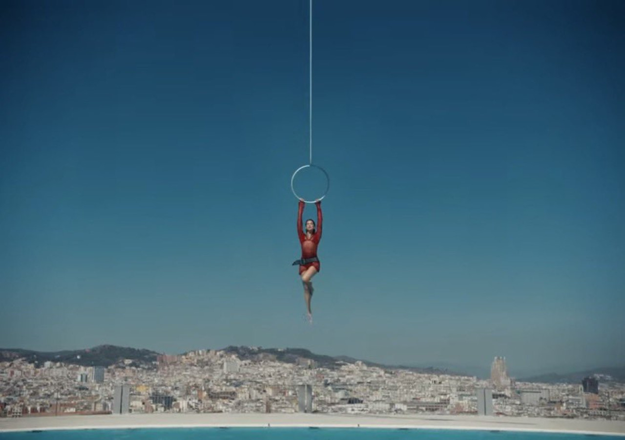Dua Lipa en su nuevo video, "Illusion". Foto: X/@sergioopina.