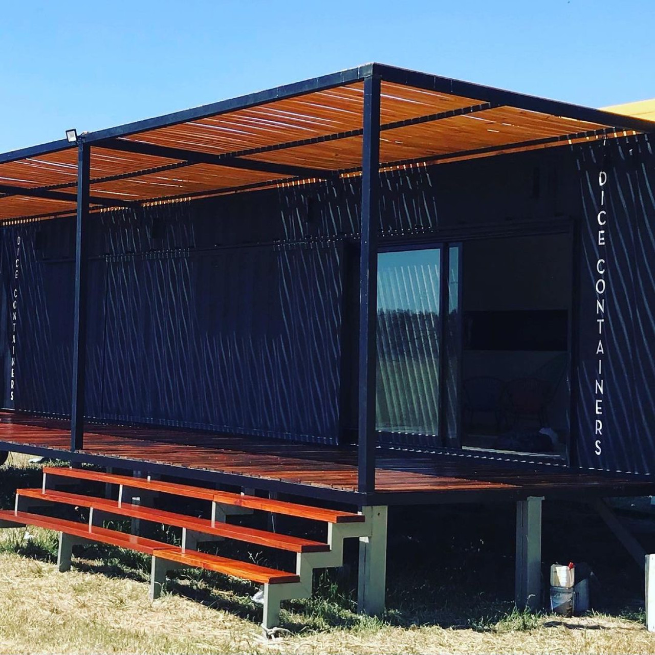 Casa conteiner. Foto Instagram @dicecontainers.