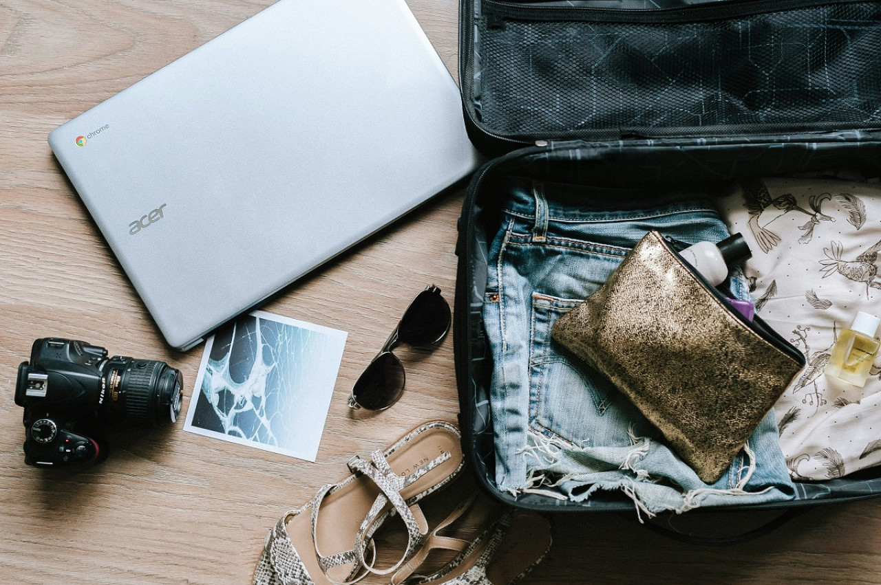 Vacaciones; ropa; valija. Foto: Unsplash.