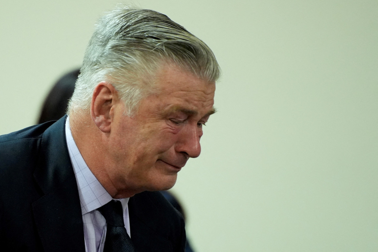 El llanto de Alec Baldwin tras el fallo. Foto: Reuters