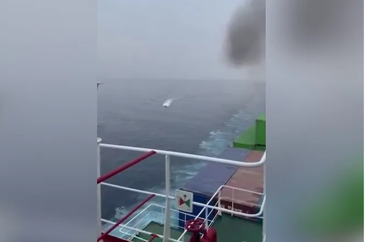 Un barco hunde una lancha pirata cuando intentaba abordarles. Foto: Captura de pantalla X.