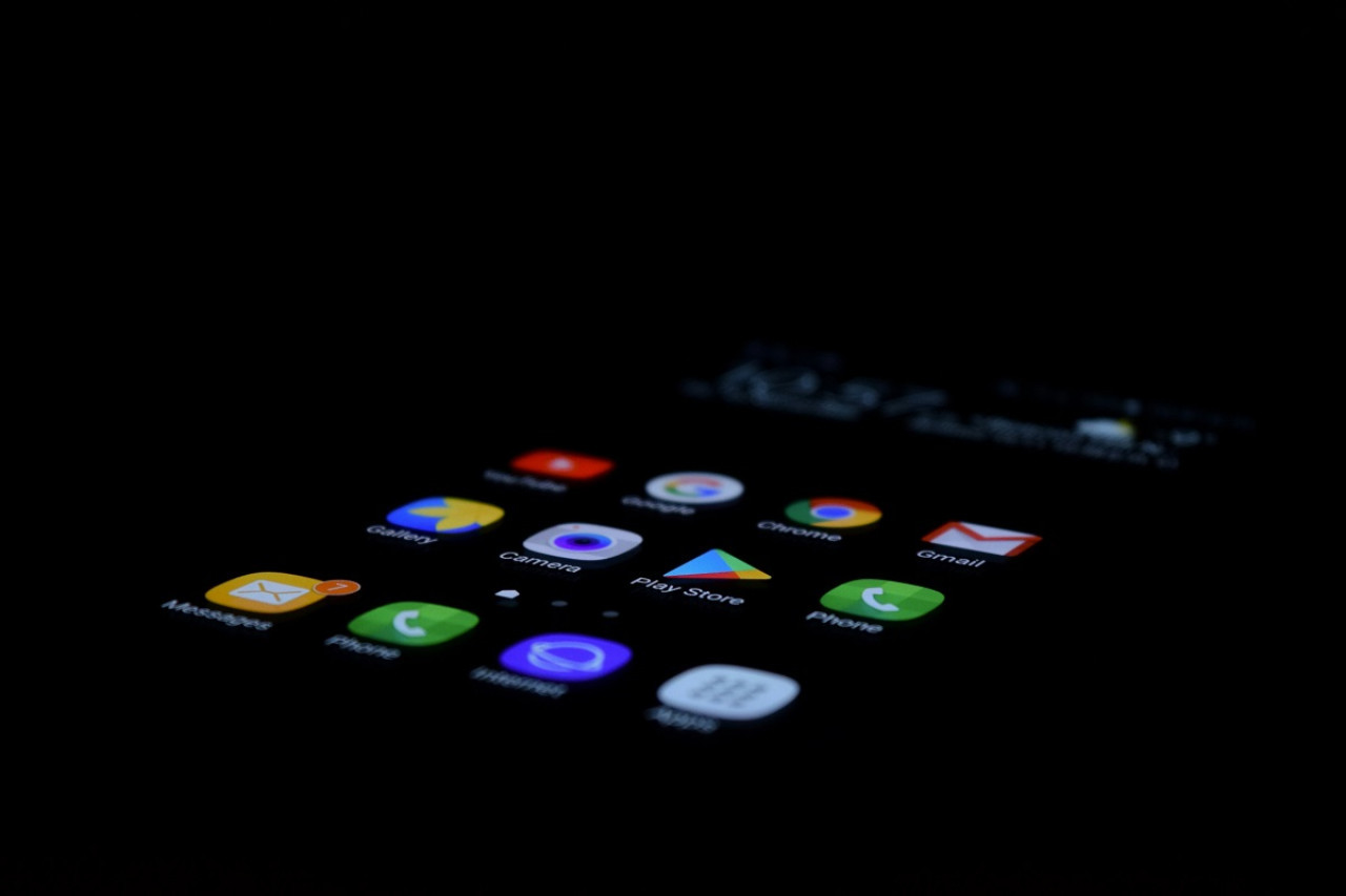Celular; aplicaciones; redes sociales. Foto: Unsplash.