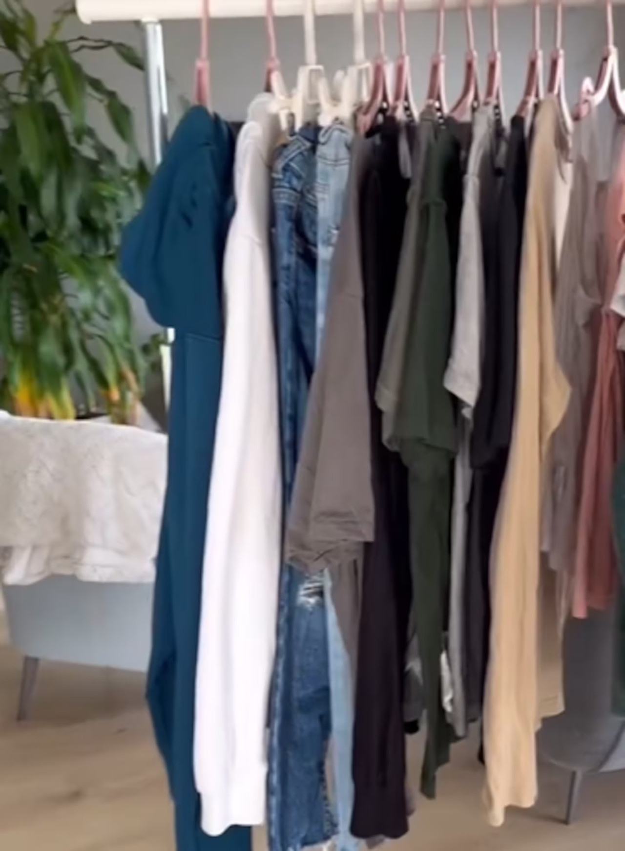 Ahorrar espacio y tiempo a la hora de colgar la ropa. Foto: captura video Instagram/unenanaorganisee