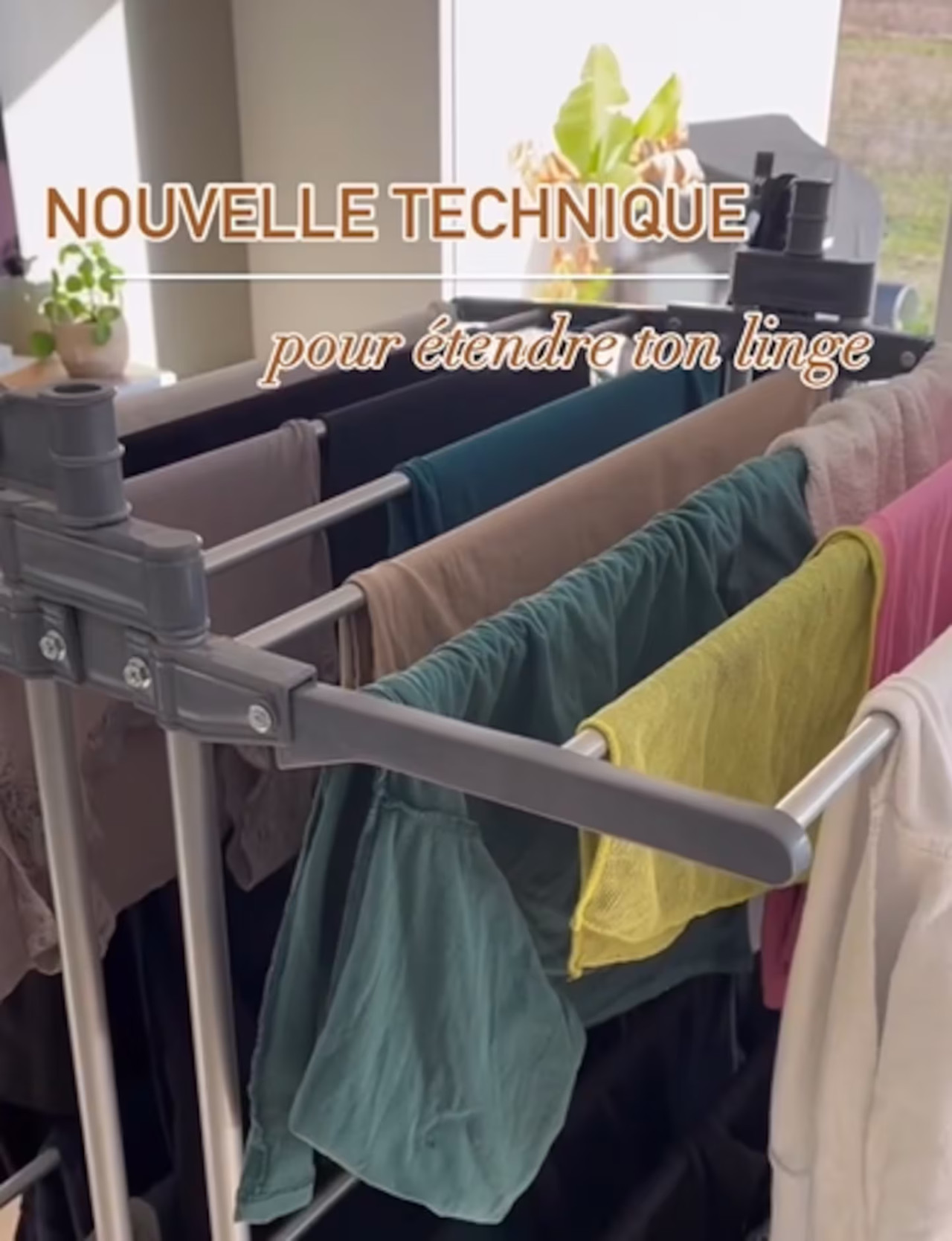 Ahorrar espacio y tiempo a la hora de colgar la ropa. Foto: captura video Instagram/unenanaorganisee