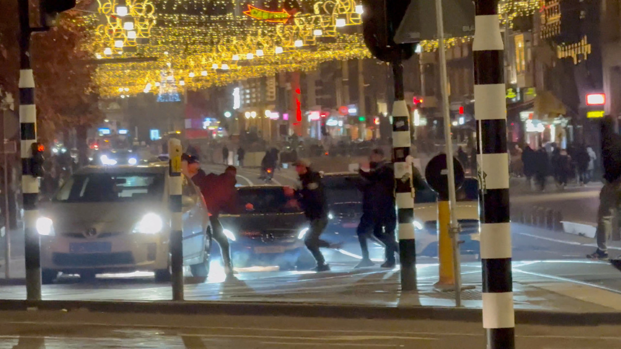 Incidentes contra hinchas del Maccabi Tel Aviv en Amsterdam. Foto: REUTERS.