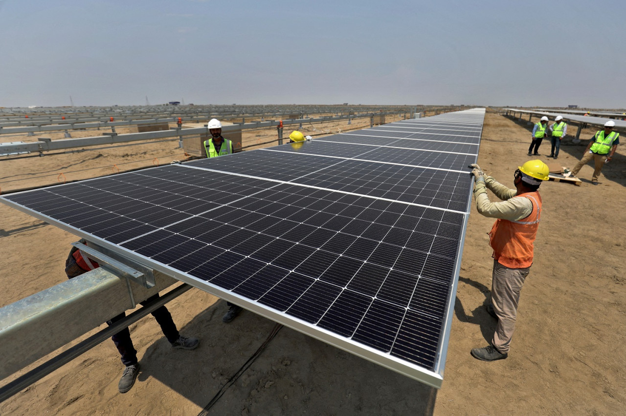 Trabajos en el sector de energías renovables. Foto: Reuters