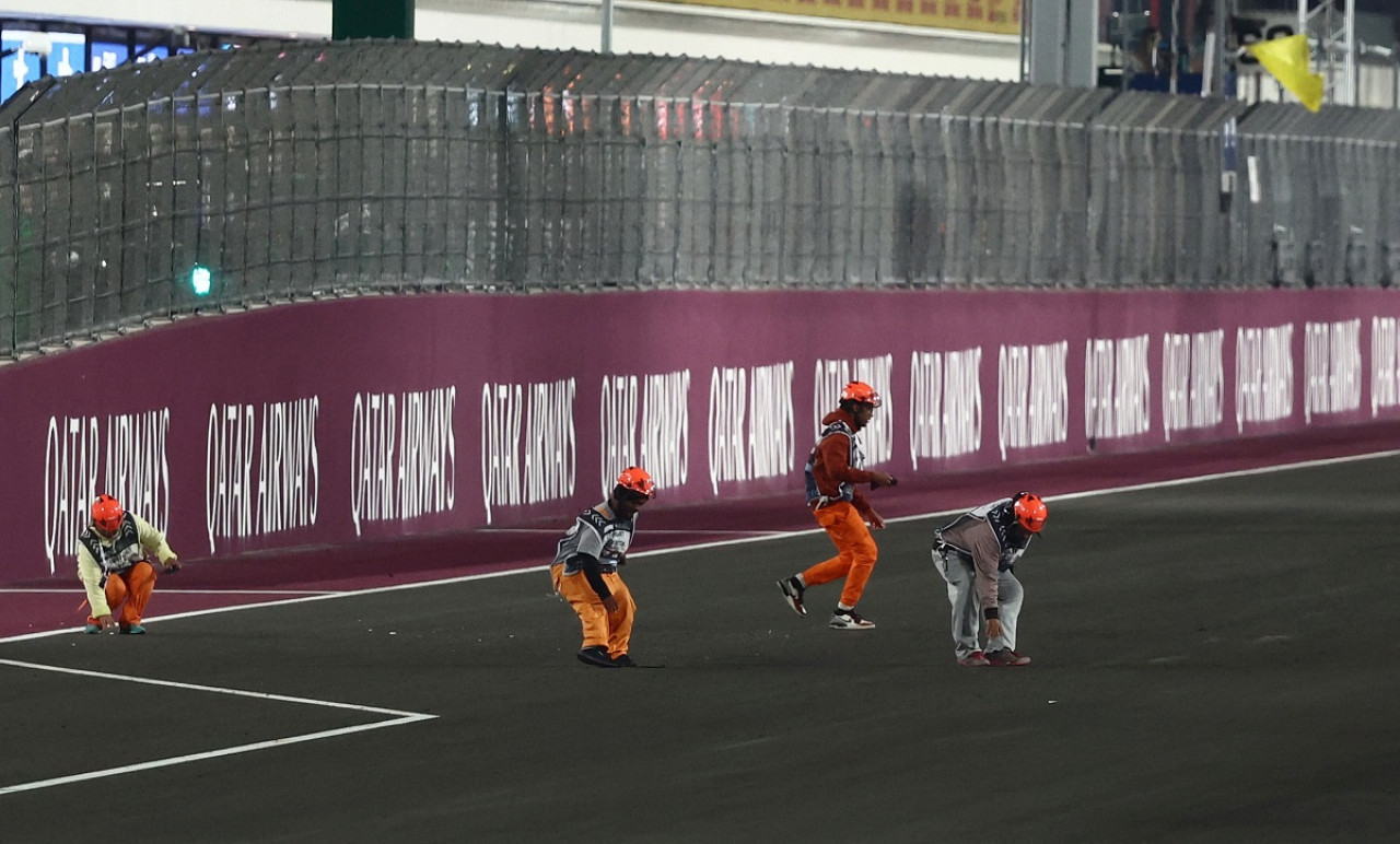 Restos de retrovisor en la recta del GP de Qatar. Foto: Reuters.