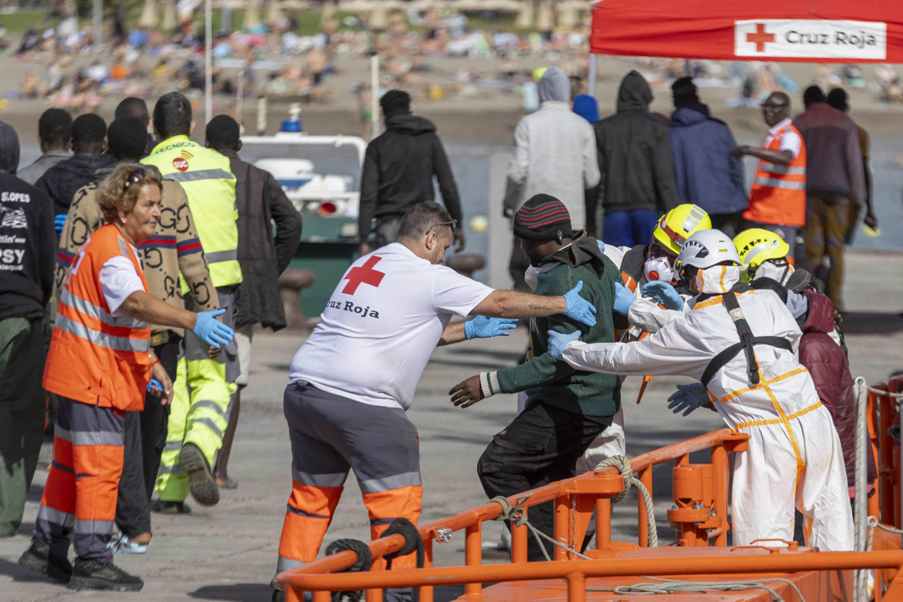 Rescatan al menos a 324 migrantes en 6 barcos cerca de las Islas Canarias. EFE