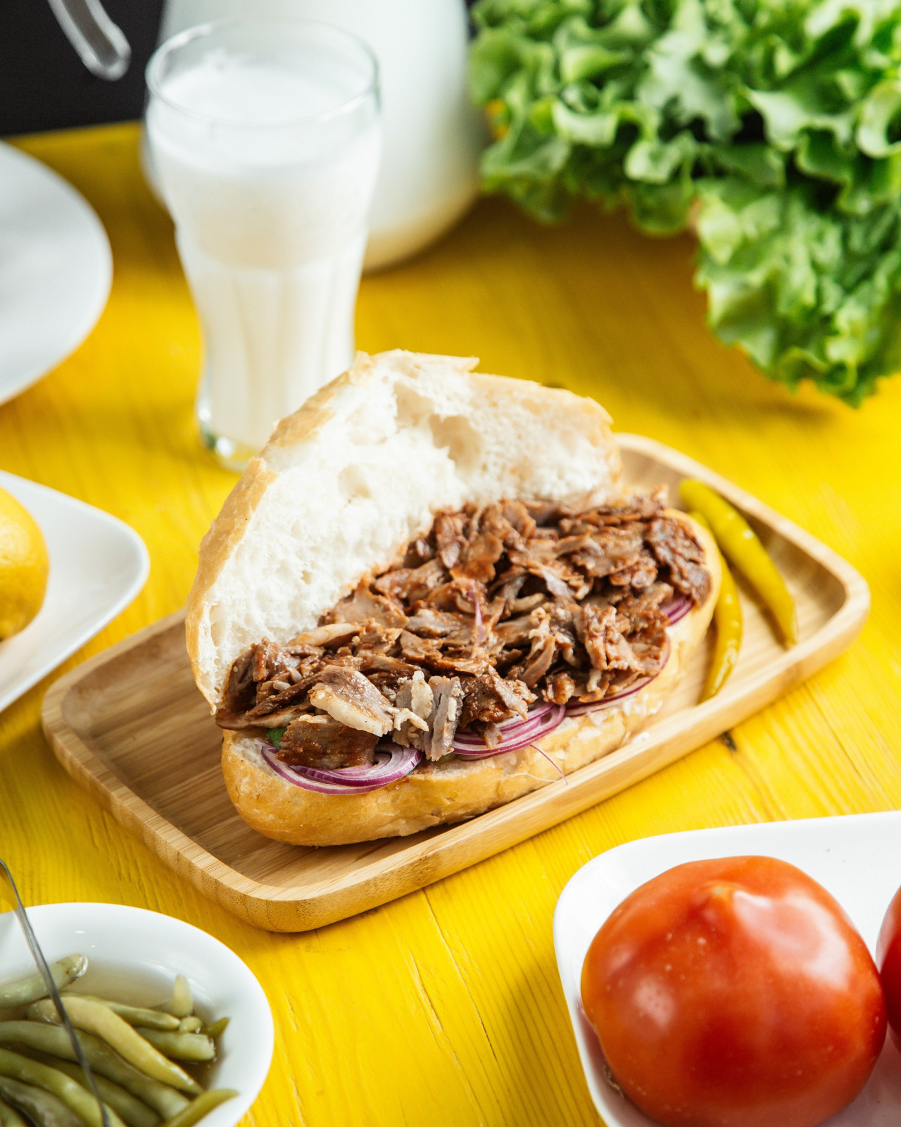 Sándwich de cerdo desmechado. Foto Freepik