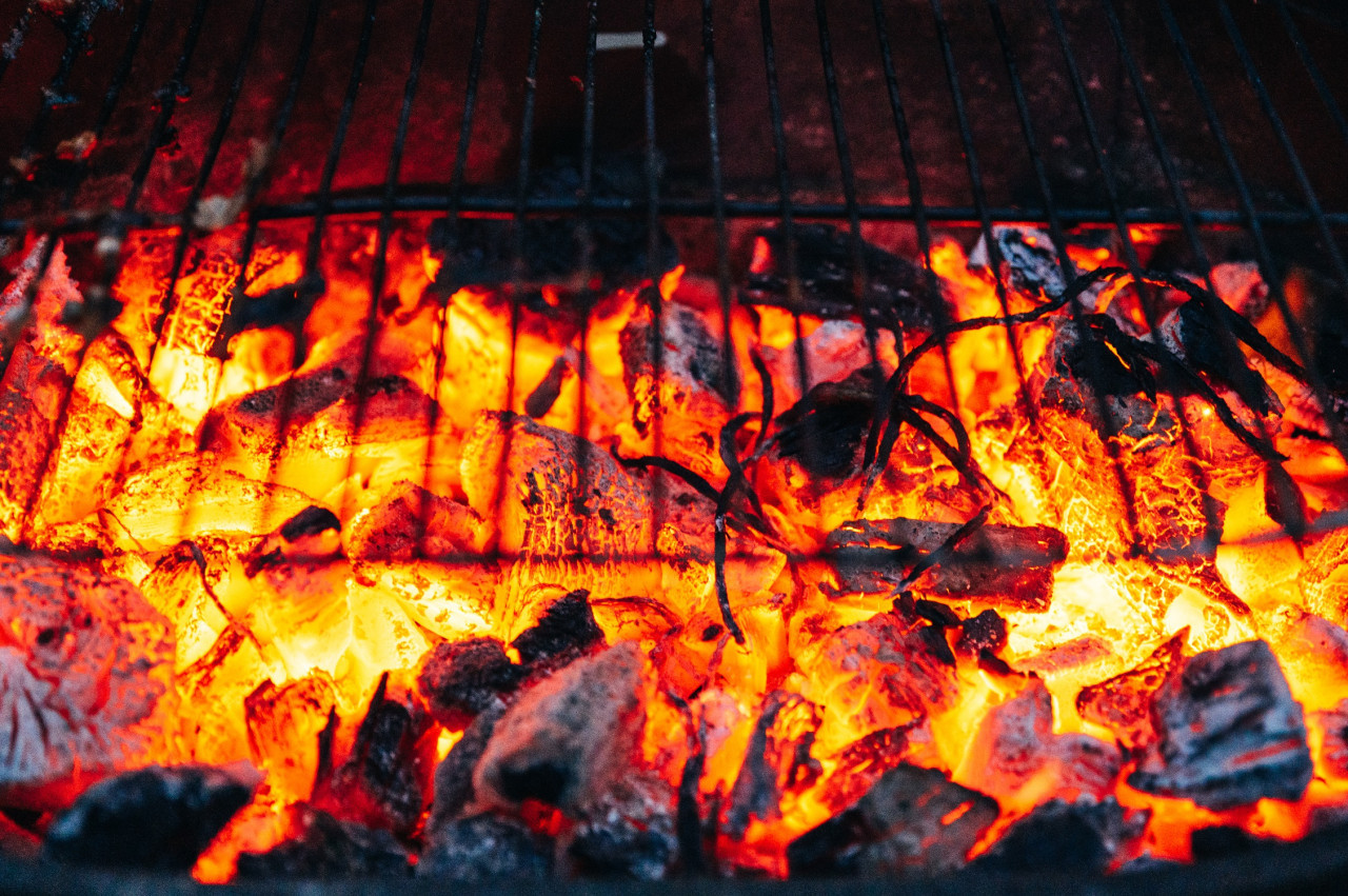 La mejor forma de prender el fuego de la parrilla. Foto: Freepik