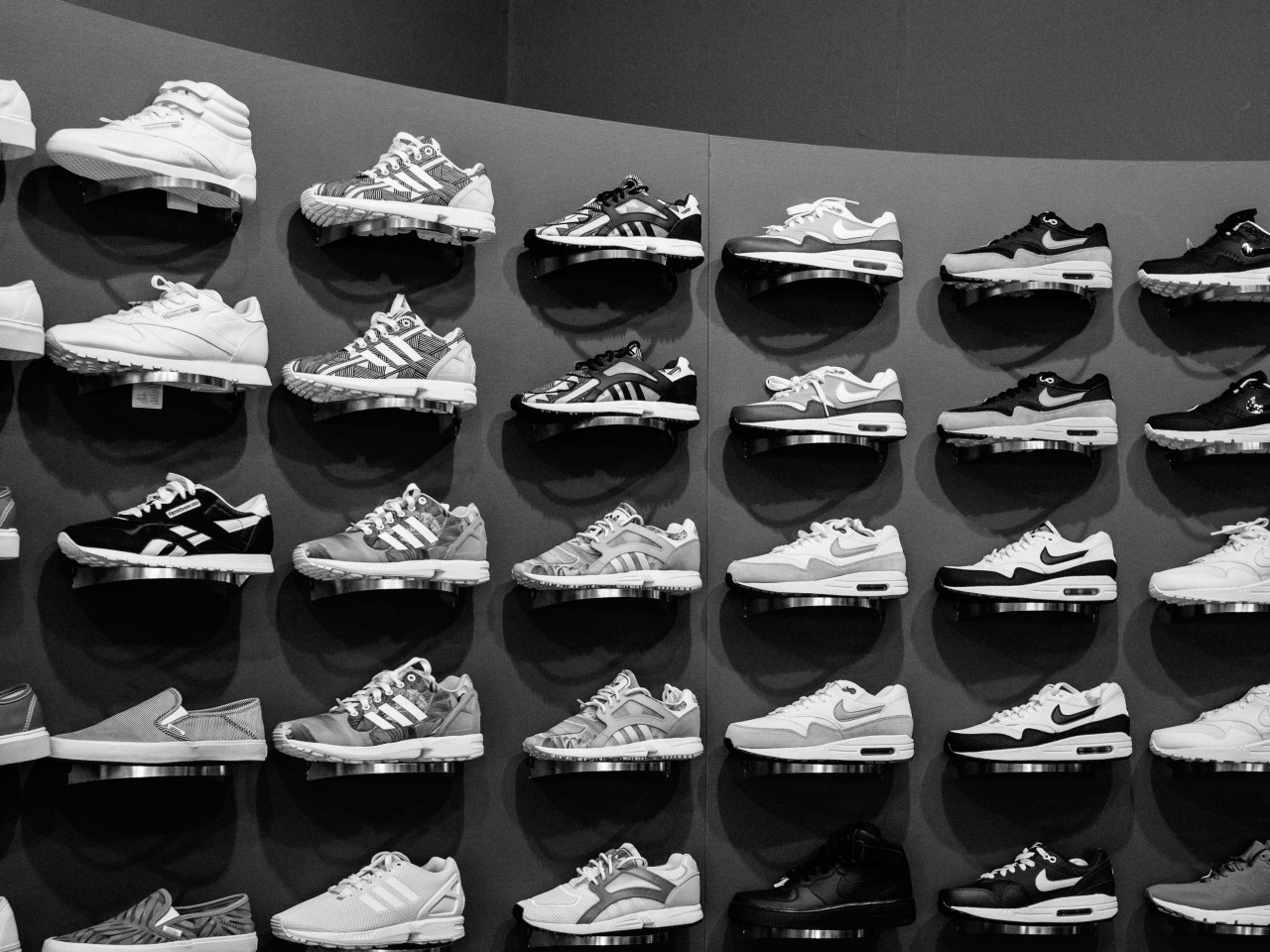 Zapatillas, calzado deportivo. Foto: Unsplash.