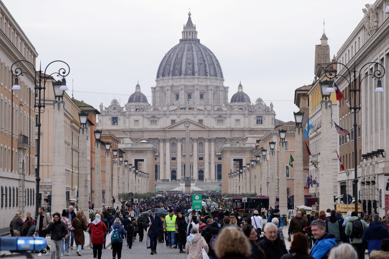 Los fieles rezan por la salud del papa Francisco en el Vaticano. Foto: Reuters/Remo Casilli
