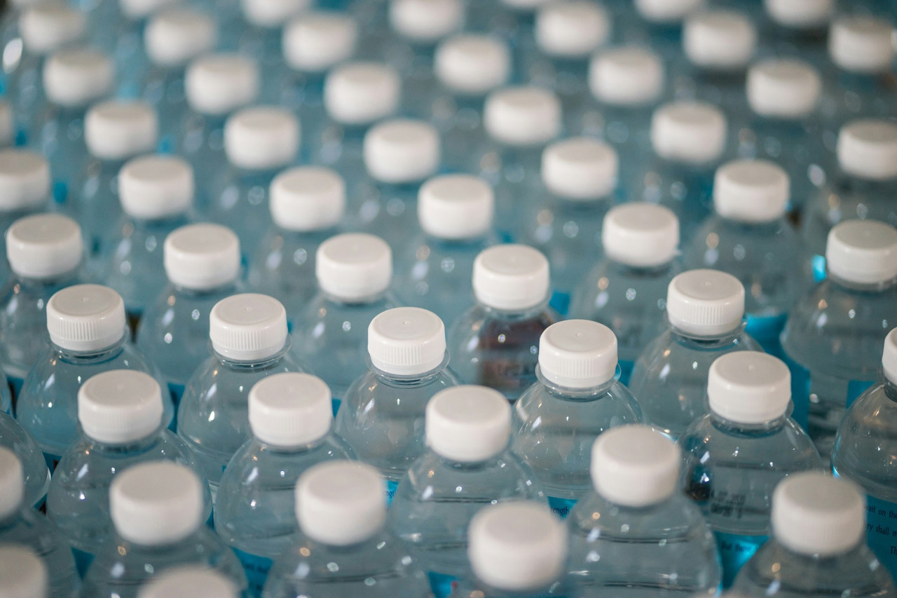 Agua embotellada, microplásticos. Foto Unsplash