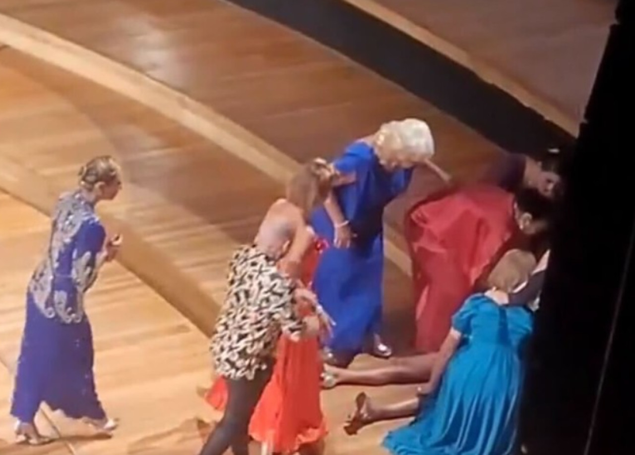 Natalia Lobo se desmayó en plena obra de teatro mientras cantaba en el homenaje a Mirtha Legrand en el CCK. Foto: captura video.