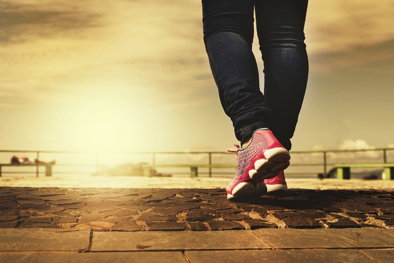 Caminar hacia atrás. Foto: Pixabay.