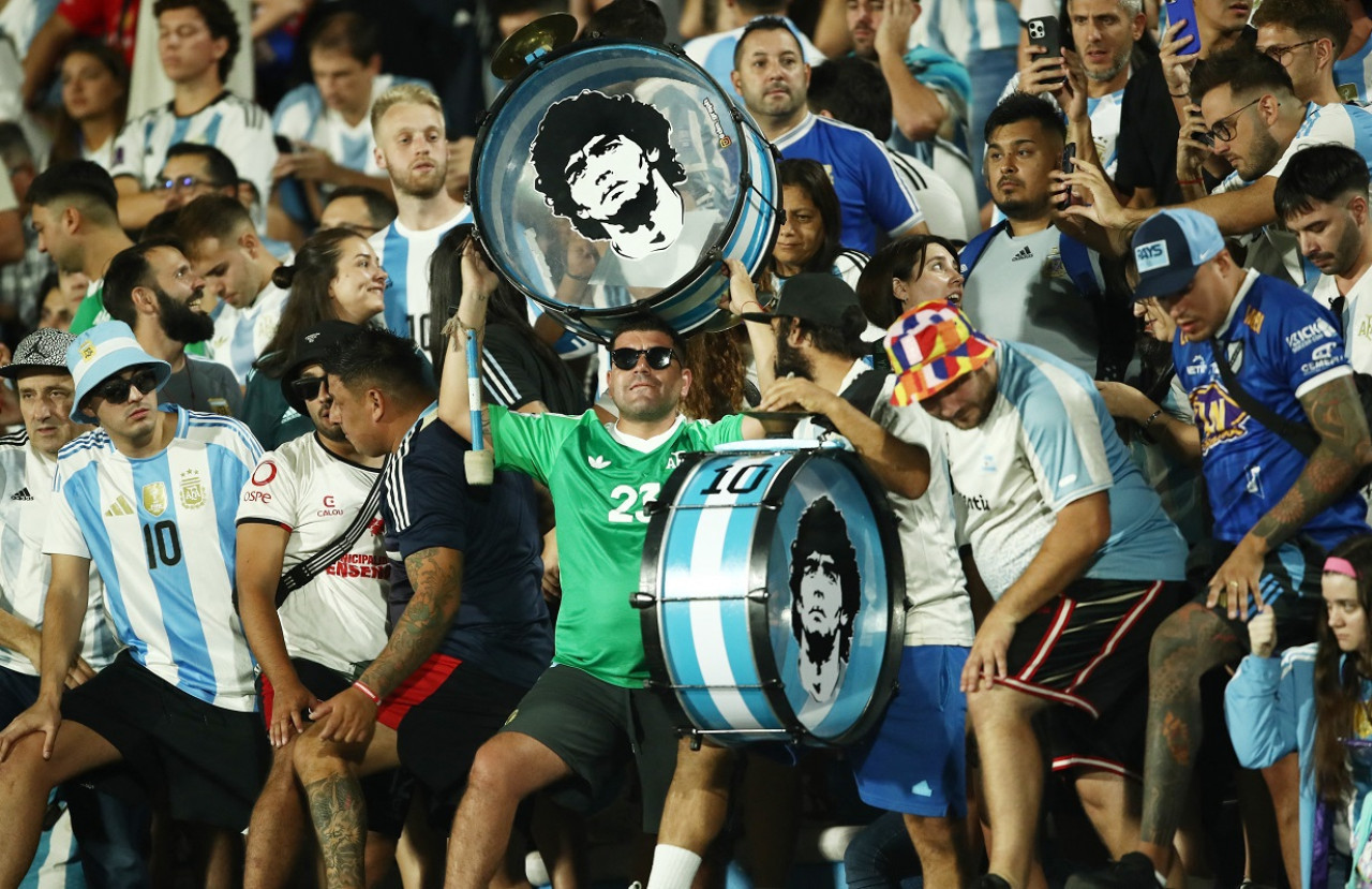 El color de los hinchas argentinos en Uruguay. Foto: Reuters/Andres Cuenca