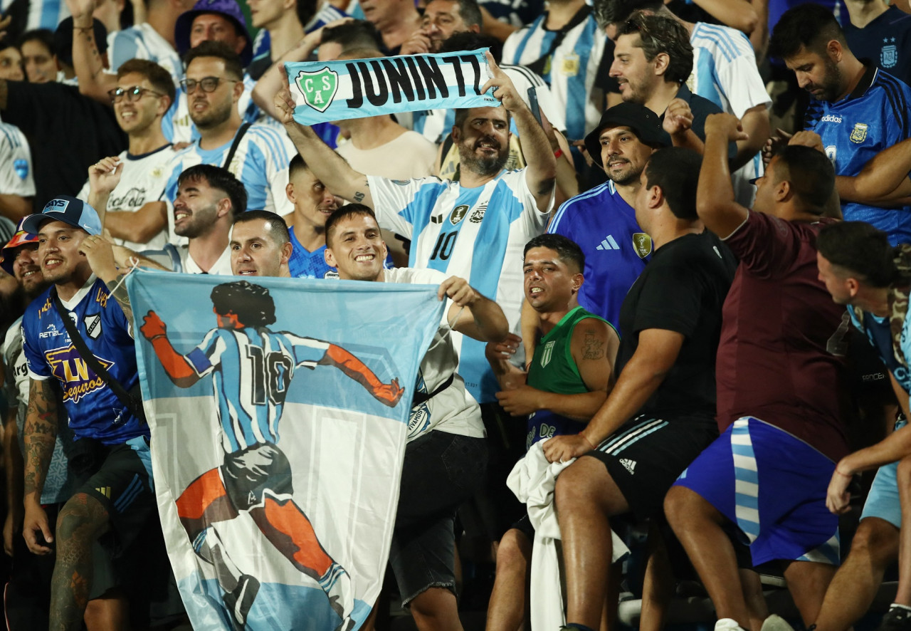 El color de los hinchas argentinos en Uruguay. Foto: Reuters/Andres Cuenca