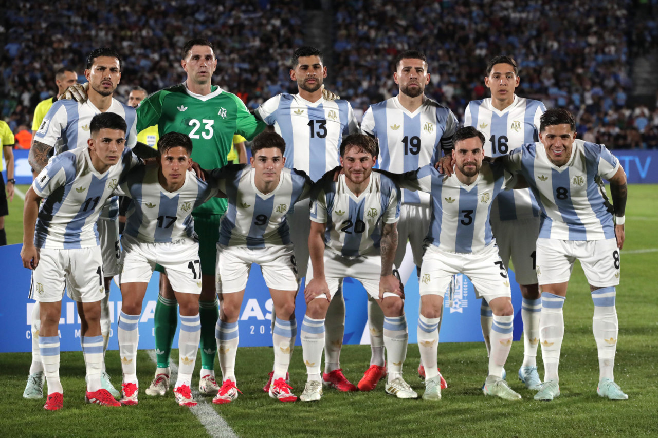 La formación de Argentina vs Uruguay. Foto: EFE/Raúl Martínez