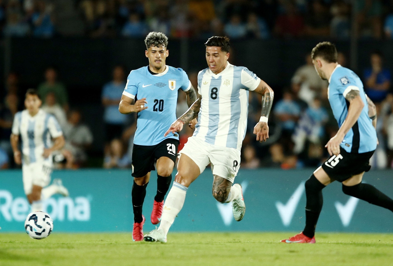 Enzo Fernández; Uruguay vs Argentina. Foto: Reuters/Andres Cuenca