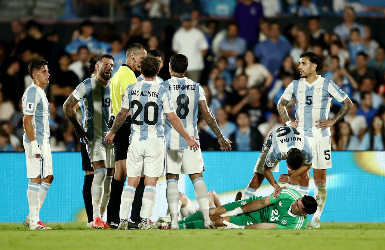 El choque entre el Dibu Martínez y Nicolás Tagliafico, Uruguay vs Argentina. Foto: Reuters/Andres Cuenca