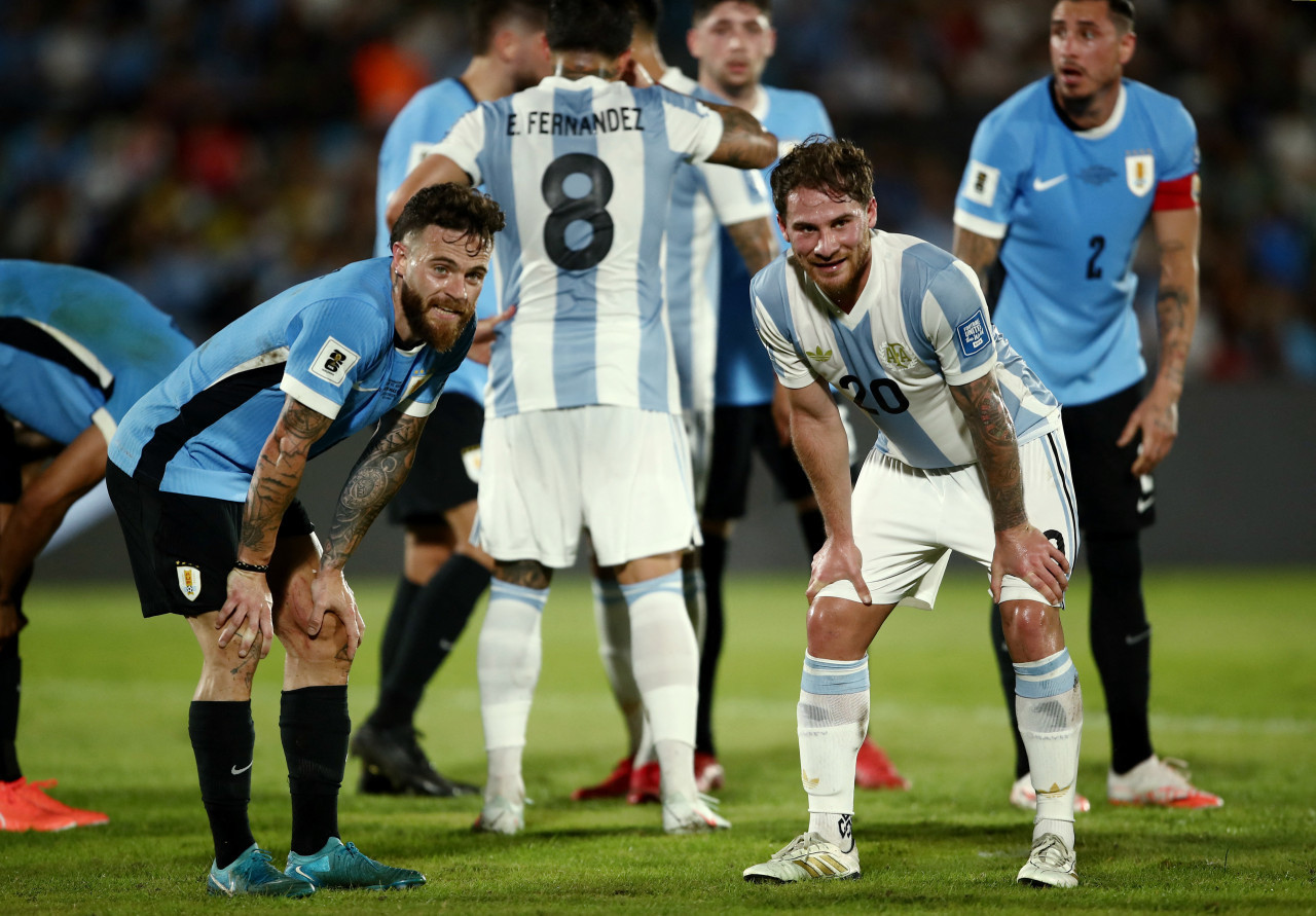 Nahitan Nández y Alexis Mac Allister, Uruguay vs Argentina. Foto: Reuters/Andres Cuenca