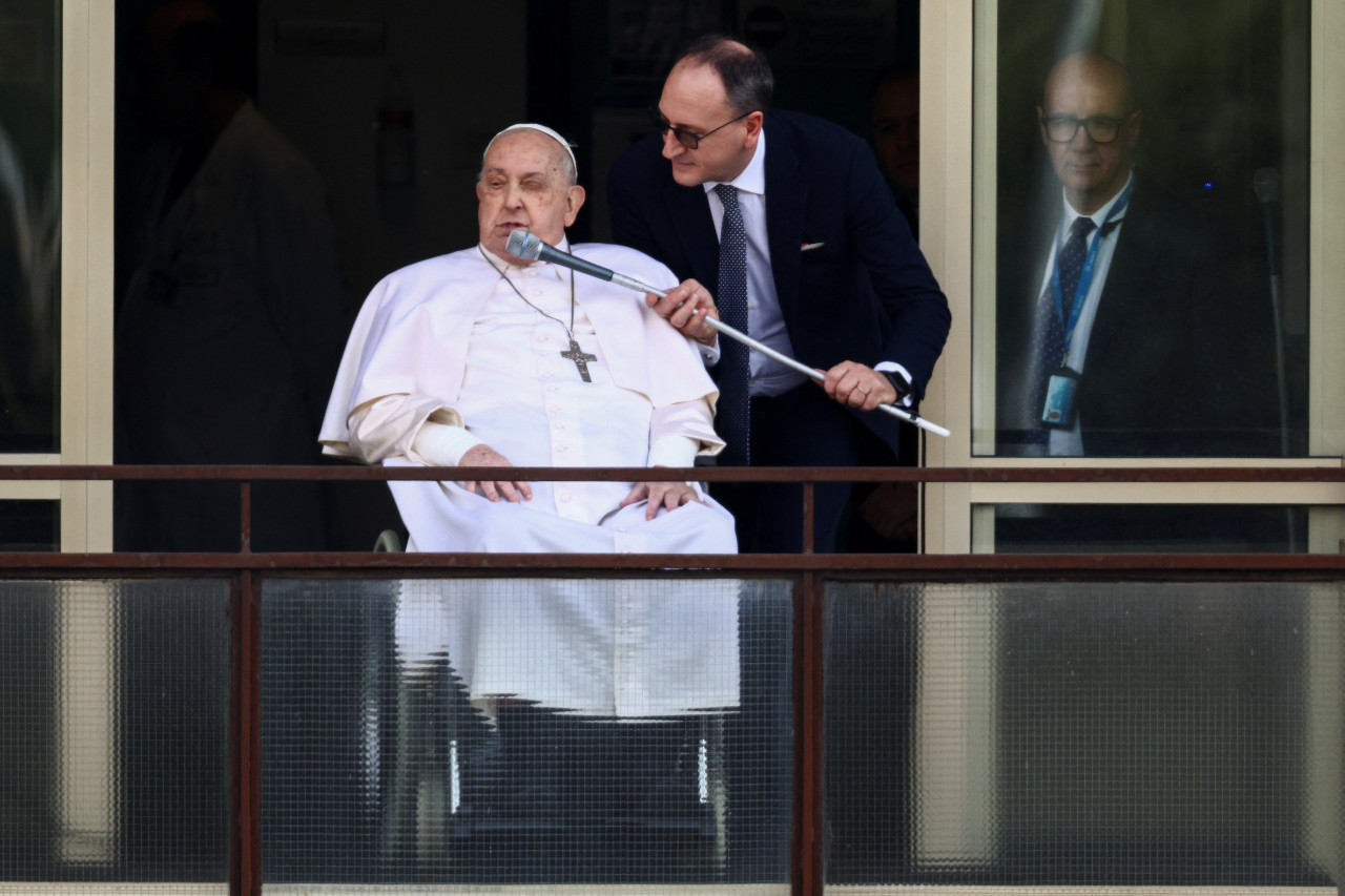 Saludo del papa Francisco. Foto: REUTERS/Guglielmo Mangiapane