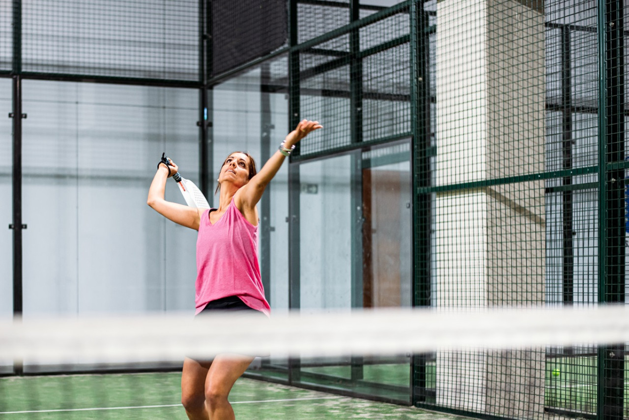 Las mujeres representan el 40% de jugadores amateur y profesionales de pádel. Foto: Freepik.