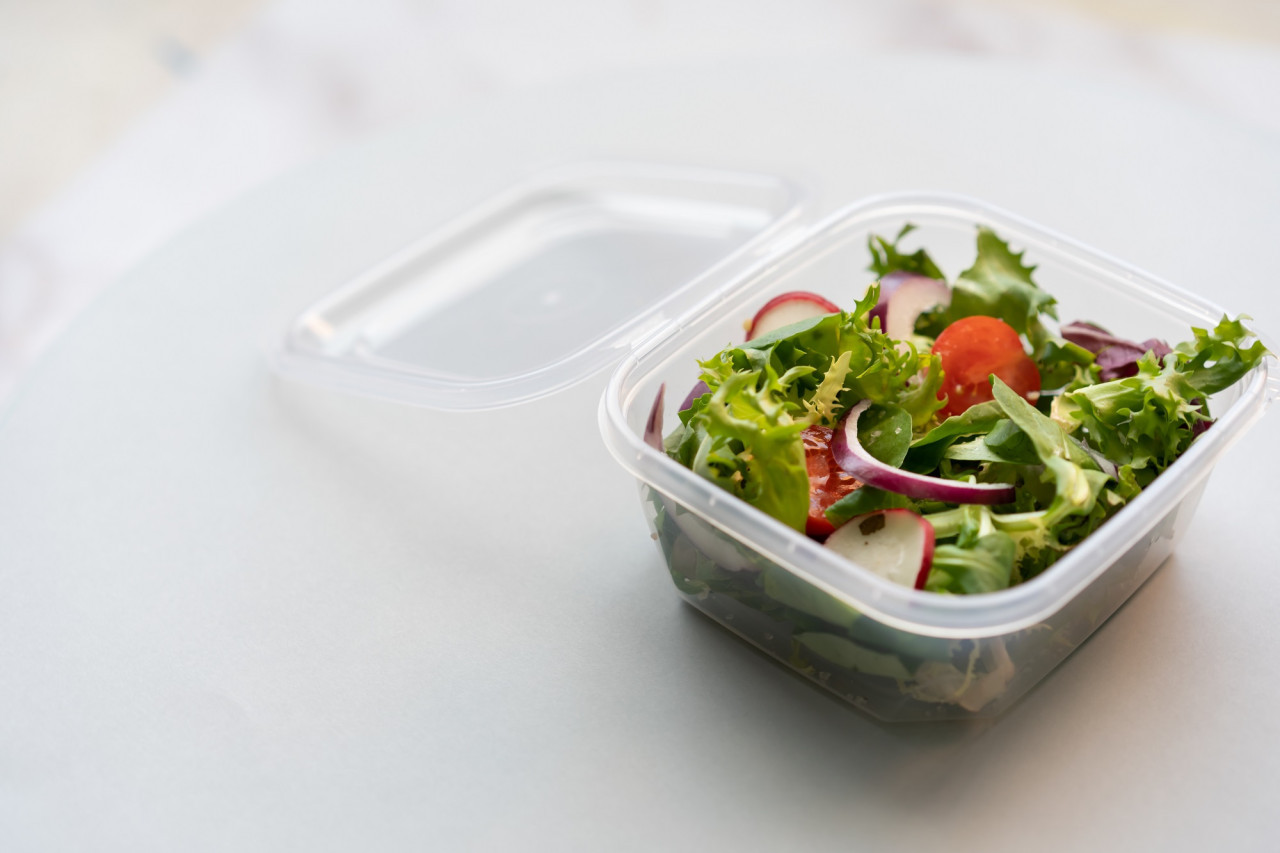 Comida en envase de plastico. Foto Freepik