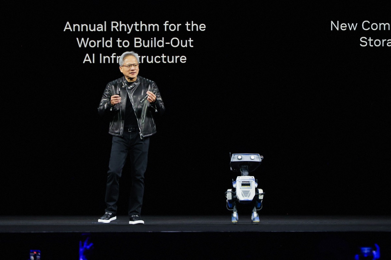Jensen Huang, CEO de Nvidia, junto a Blue. Foto: Reuters (Brittany Hosea-Small)