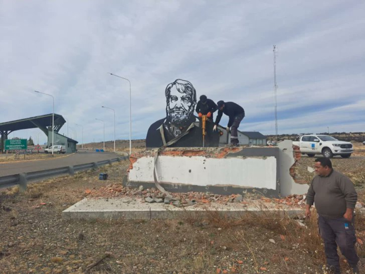 Demuelen el monumento a Osvaldo Bayer. Foto: X @davidcorreatv
