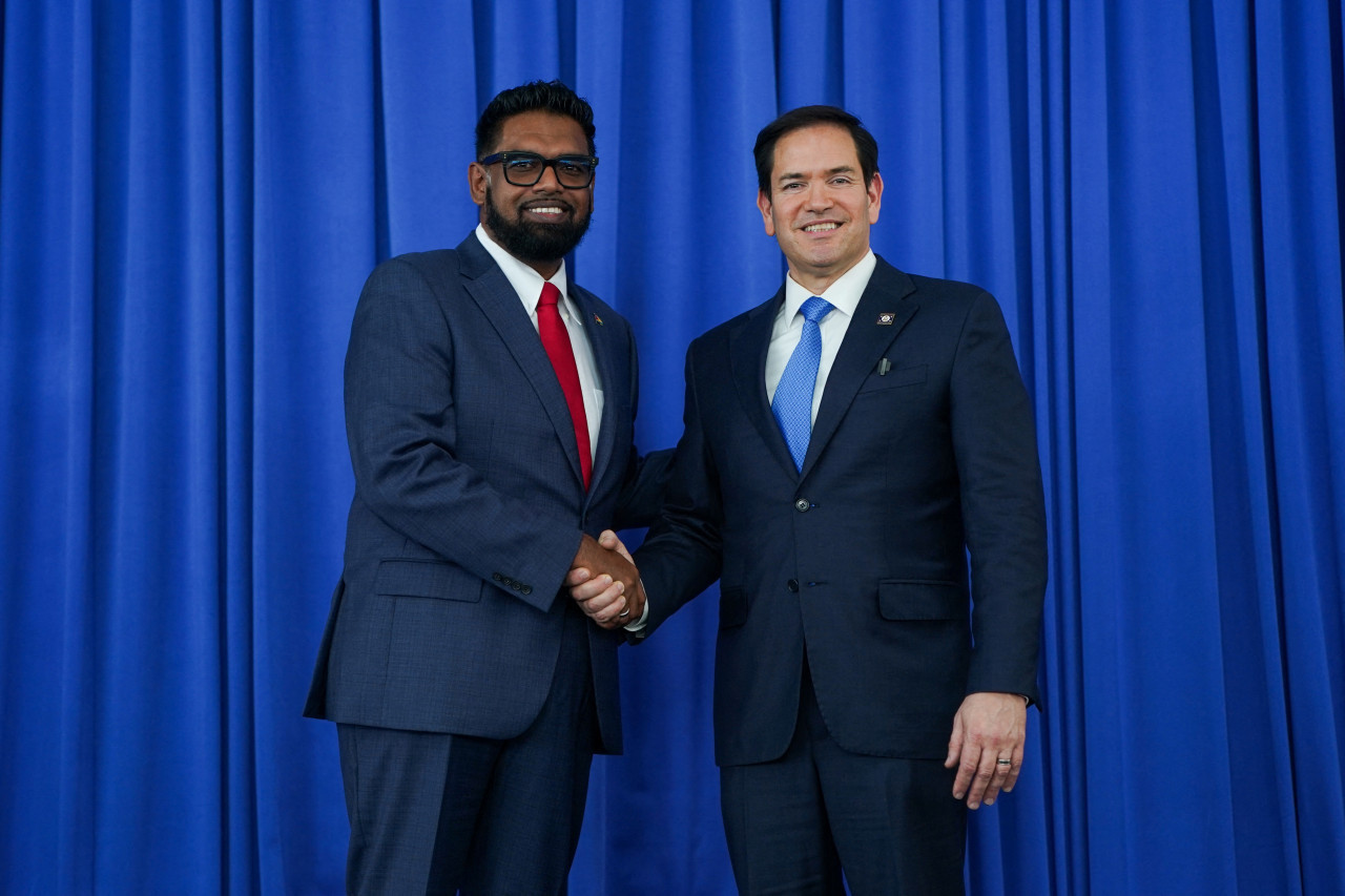 Marco Rubio, secretario de Estado estadounidense, junto a Irfaan Ali, presidente de Guyana. Foto: Reuters/Nathan Howard