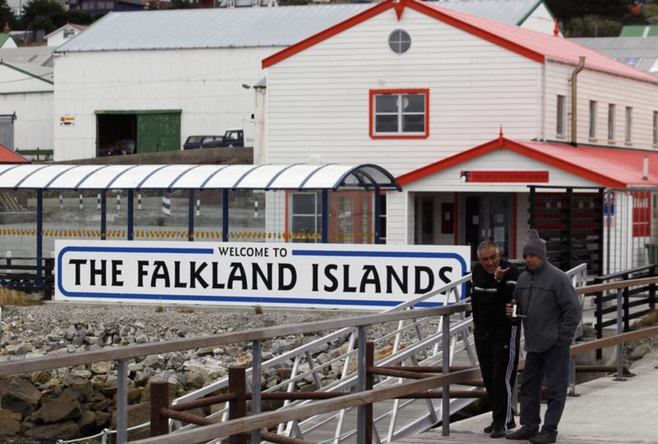 El cartel que da la bienvenida a las Malvinas. REUTERS / Marcos Brindicci